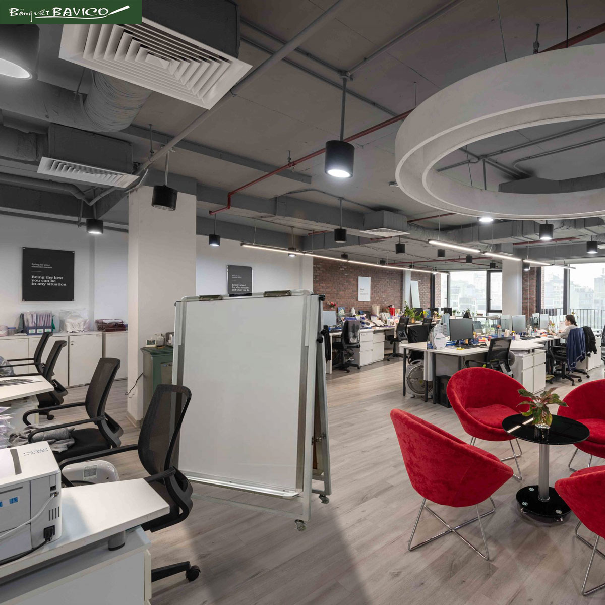 Bảng flipchart (bảng kẹp giấy) viết bút lông và viết phấn 